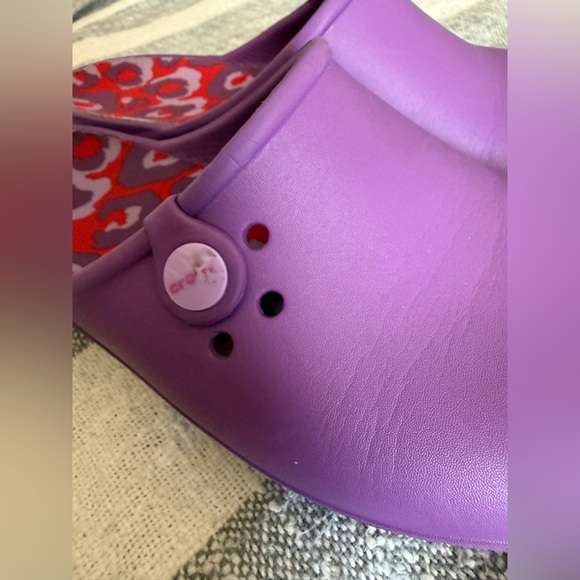 Purple Crocs SZ 10 Slip on Clogs shoes Purple/Red Cheetah Print inside - Picture 8 of 8